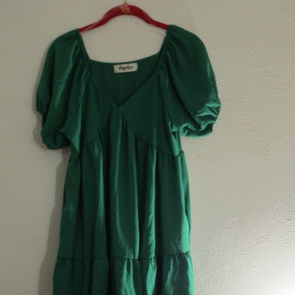Shamrock Green Sweetheart Neckline Tiered Crinkle Dress by Haptics Size Small - Picture 2 of 8